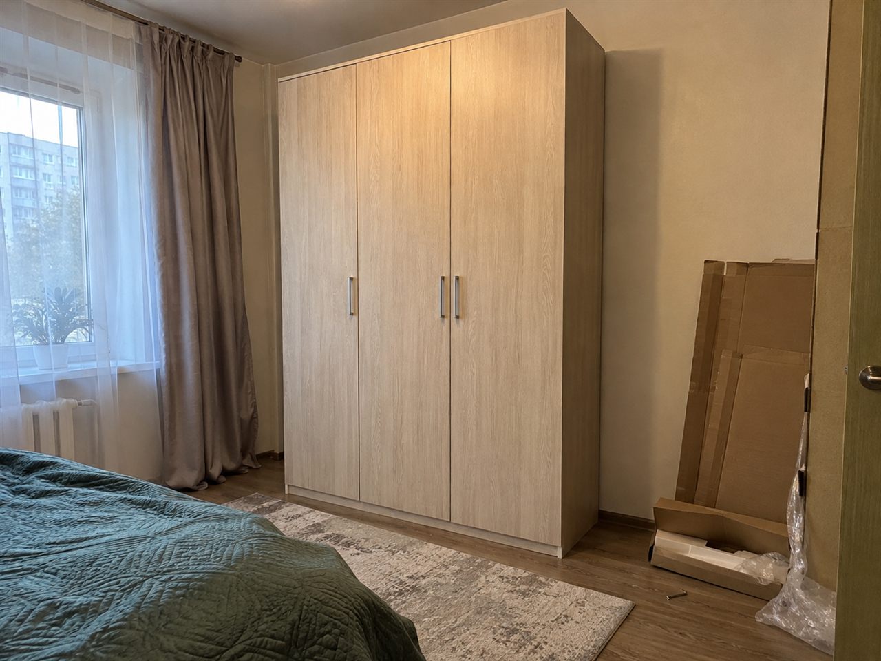 Собранный шкаф в комнате